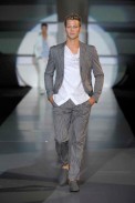 desfiles-emporioarmani-milaoverao2009menrtw-110