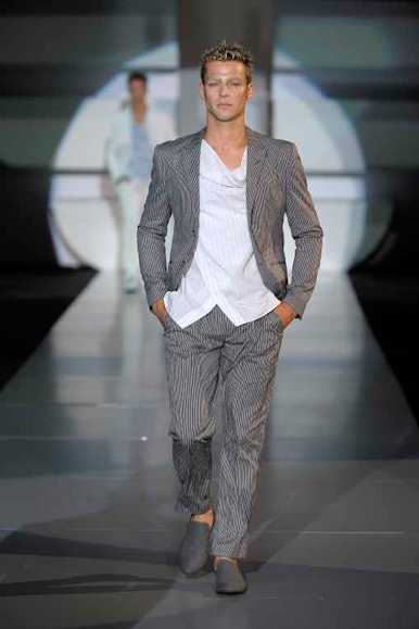 desfiles-emporioarmani-milaoverao2009menrtw-110