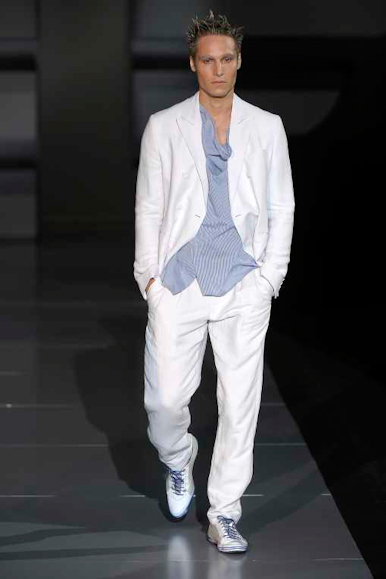 desfiles-emporioarmani-milaoverao2009menrtw-111
