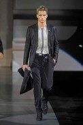desfiles-emporioarmani-milaoverao2009menrtw-112