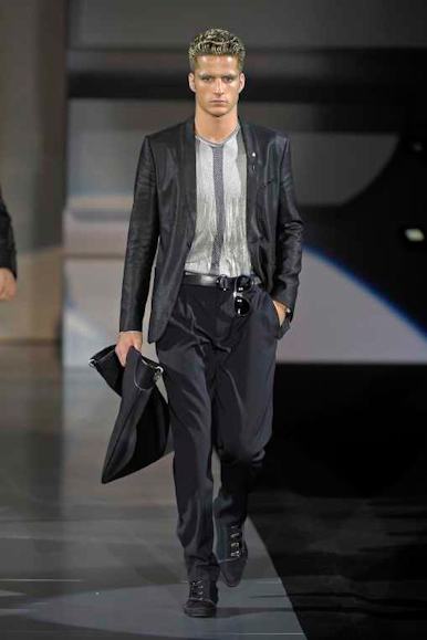 desfiles-emporioarmani-milaoverao2009menrtw-112