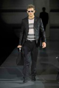 desfiles-emporioarmani-milaoverao2009menrtw-113