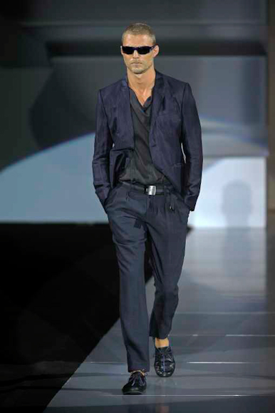 desfiles-emporioarmani-milaoverao2009menrtw-116