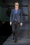 desfiles-emporioarmani-milaoverao2009menrtw-119