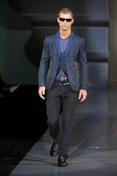 desfiles-emporioarmani-milaoverao2009menrtw-119
