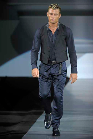 desfiles-emporioarmani-milaoverao2009menrtw-121