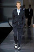 desfiles-emporioarmani-milaoverao2009menrtw-124