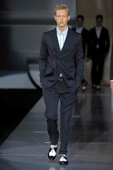 desfiles-emporioarmani-milaoverao2009menrtw-124