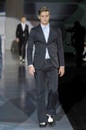 desfiles-emporioarmani-milaoverao2009menrtw-125