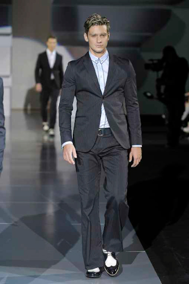 desfiles-emporioarmani-milaoverao2009menrtw-125