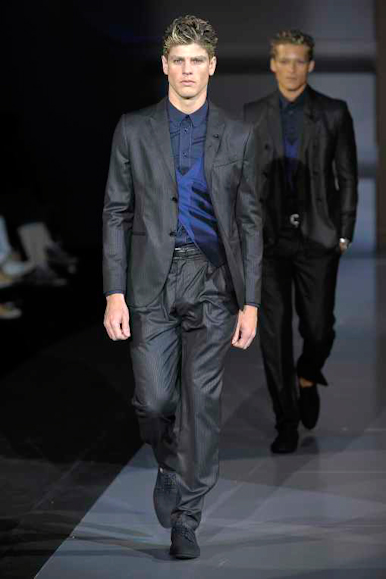 desfiles-emporioarmani-milaoverao2009menrtw-129