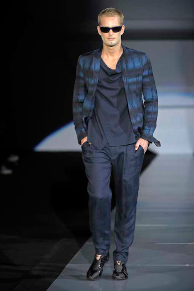 desfiles-emporioarmani-milaoverao2009menrtw-130