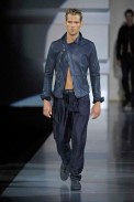 desfiles-emporioarmani-milaoverao2009menrtw-132