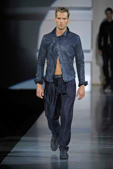 desfiles-emporioarmani-milaoverao2009menrtw-132