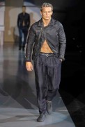 desfiles-emporioarmani-milaoverao2009menrtw-133