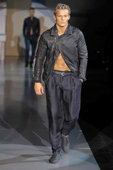 desfiles-emporioarmani-milaoverao2009menrtw-133