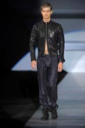 desfiles-emporioarmani-milaoverao2009menrtw-134