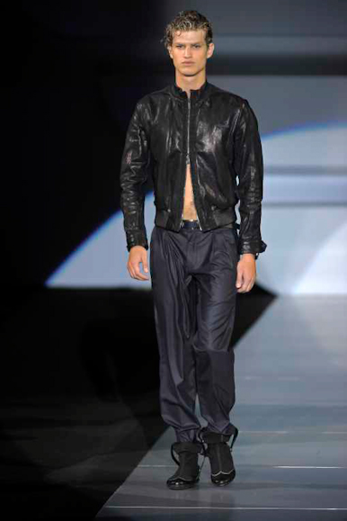 desfiles-emporioarmani-milaoverao2009menrtw-134