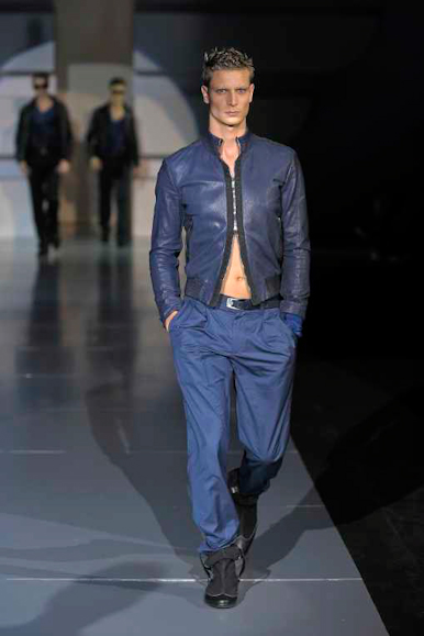 desfiles-emporioarmani-milaoverao2009menrtw-135