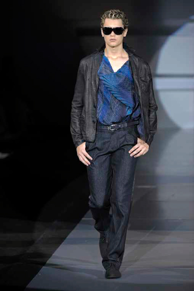 desfiles-emporioarmani-milaoverao2009menrtw-136