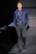 desfiles-emporioarmani-milaoverao2009menrtw-137