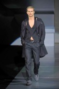 desfiles-emporioarmani-milaoverao2009menrtw-140
