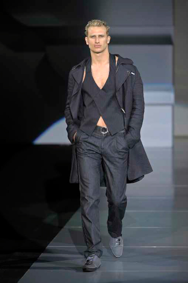 desfiles-emporioarmani-milaoverao2009menrtw-140