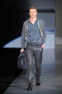desfiles-emporioarmani-milaoverao2009menrtw-143
