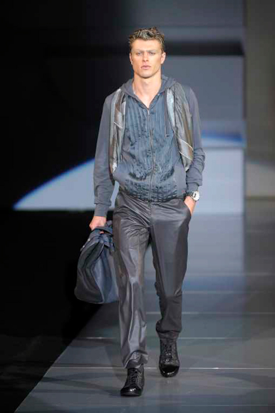 desfiles-emporioarmani-milaoverao2009menrtw-143