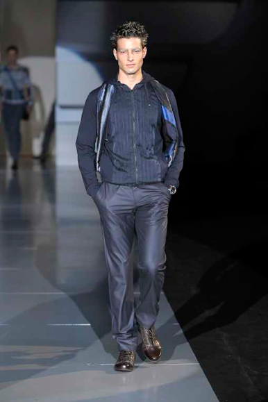 desfiles-emporioarmani-milaoverao2009menrtw-144