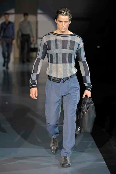 desfiles-emporioarmani-milaoverao2009menrtw-146