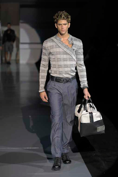 desfiles-emporioarmani-milaoverao2009menrtw-148