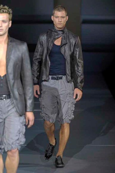 desfiles-emporioarmani-milaoverao2009menrtw-150