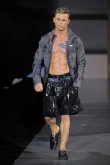 desfiles-emporioarmani-milaoverao2009menrtw-151