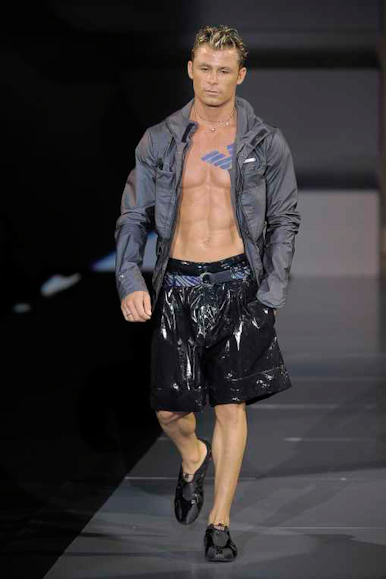 desfiles-emporioarmani-milaoverao2009menrtw-151