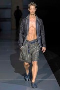desfiles-emporioarmani-milaoverao2009menrtw-152