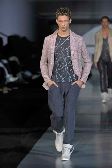 desfiles-emporioarmani-milaoverao2009menrtw-153