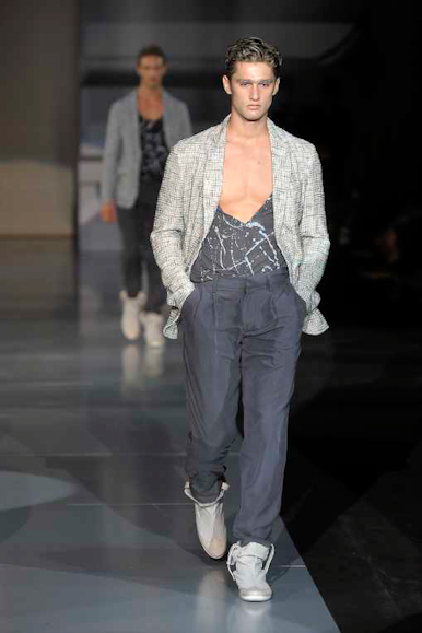 desfiles-emporioarmani-milaoverao2009menrtw-154