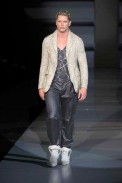 desfiles-emporioarmani-milaoverao2009menrtw-155