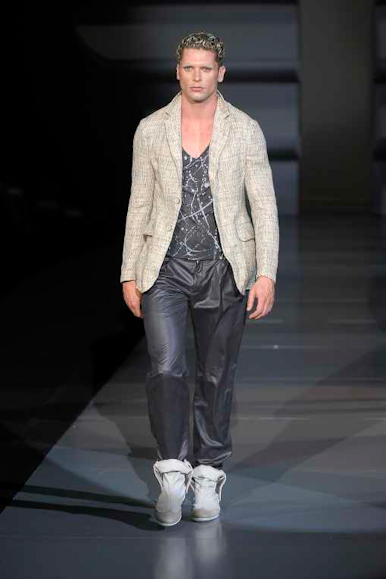 desfiles-emporioarmani-milaoverao2009menrtw-155