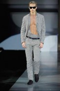 desfiles-emporioarmani-milaoverao2009menrtw-156