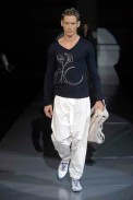 desfiles-emporioarmani-milaoverao2009menrtw-157