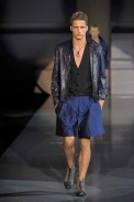 desfiles-emporioarmani-milaoverao2009menrtw-158