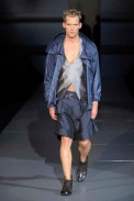 desfiles-emporioarmani-milaoverao2009menrtw-159