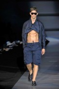 desfiles-emporioarmani-milaoverao2009menrtw-162