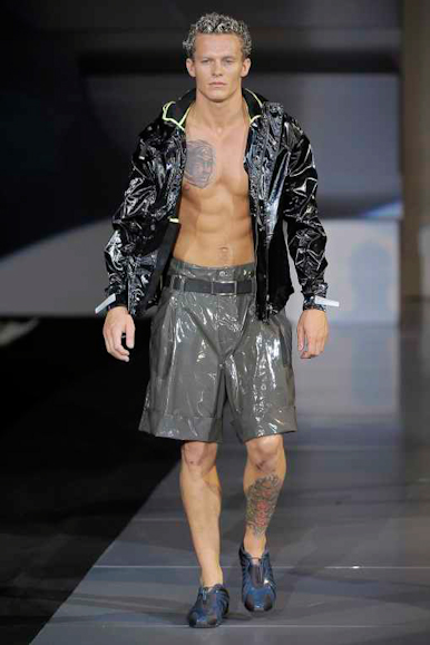 desfiles-emporioarmani-milaoverao2009menrtw-163