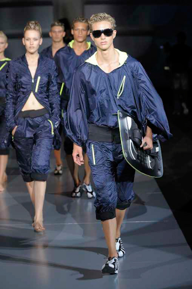 desfiles-emporioarmani-milaoverao2009menrtw-165