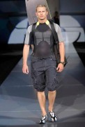 desfiles-emporioarmani-milaoverao2009menrtw-168