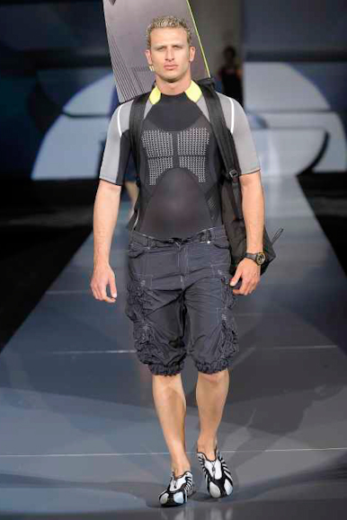 desfiles-emporioarmani-milaoverao2009menrtw-168