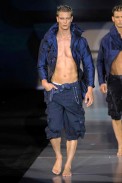 desfiles-emporioarmani-milaoverao2009menrtw-169